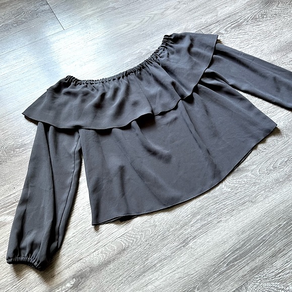 ARITZIA • WILFRED • Morel Off-Shoulder Blouse • Size Small • Slate Grey - Picture 5 of 16